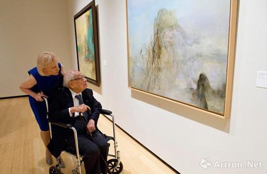 赵无极的好友,华人建筑大师贝聿铭到场参观了纽约赵无极回顾展